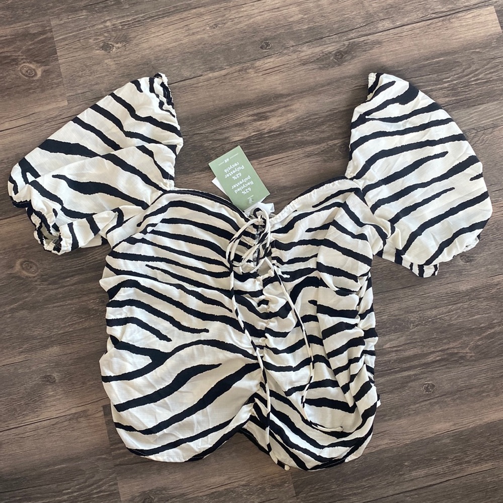 H&M size XL blouse with size zipper closure. New with tags!!!